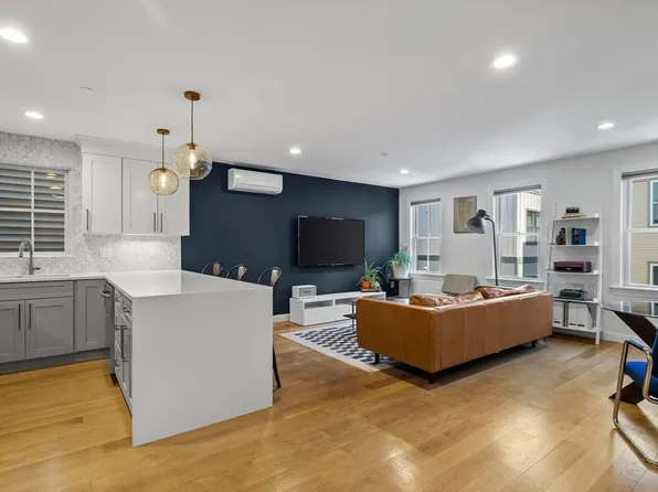 337 Chelsea St #4, Boston, MA 02128