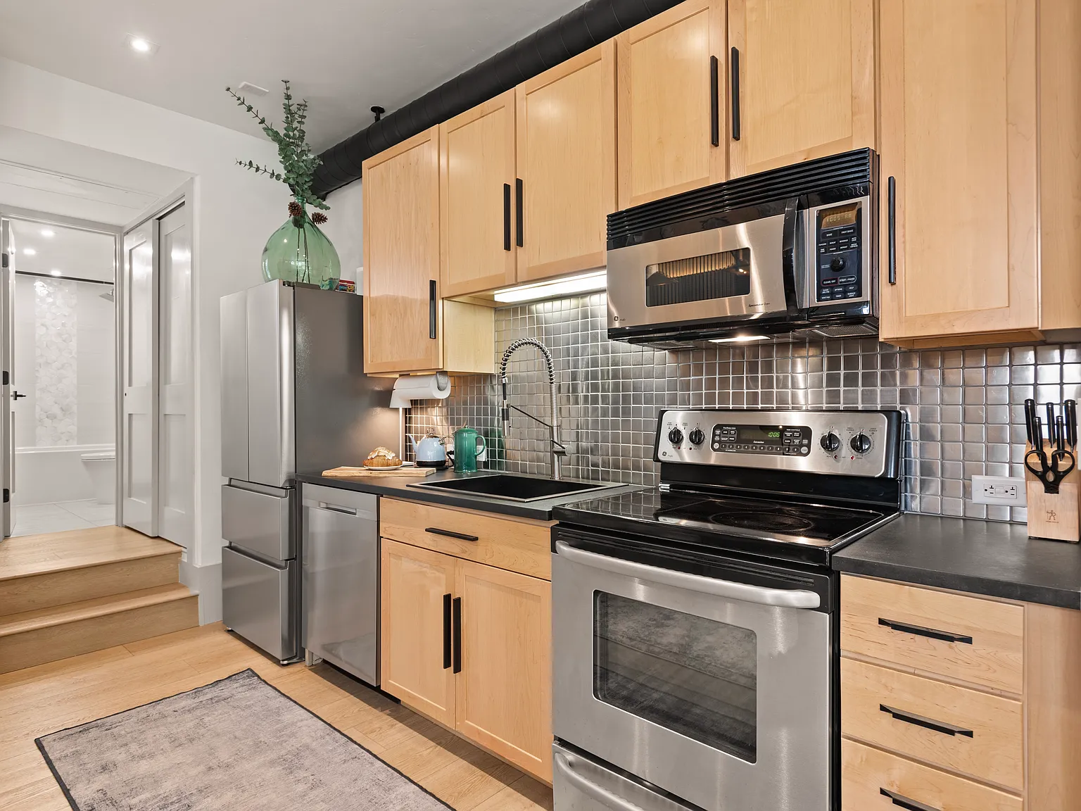 1 bed, 440 sqft, $9,850 — Photo 3