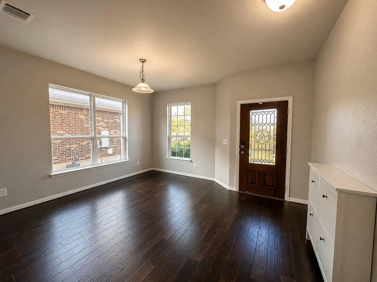 4 bed, 3.5 bath, 2850 sqft, $3,130 — Photo 4