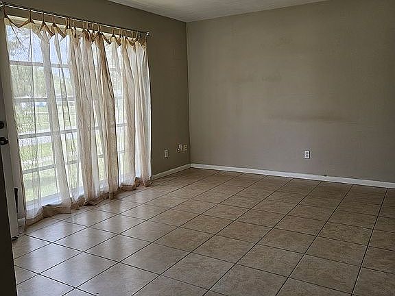 4th image of 1177 W Page Dr