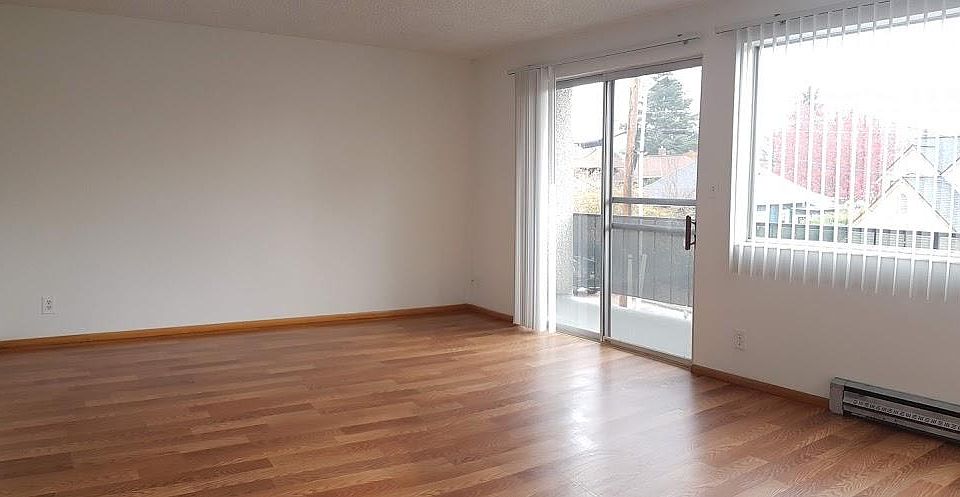 Spacious Living room, new laminate flooring