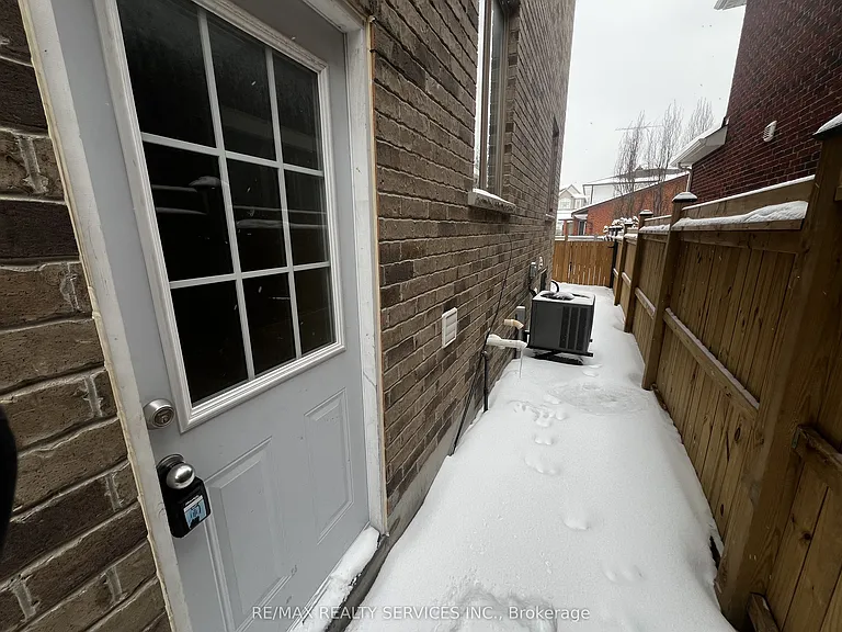 7 Glengowan St #BASEMENT — Photo 3