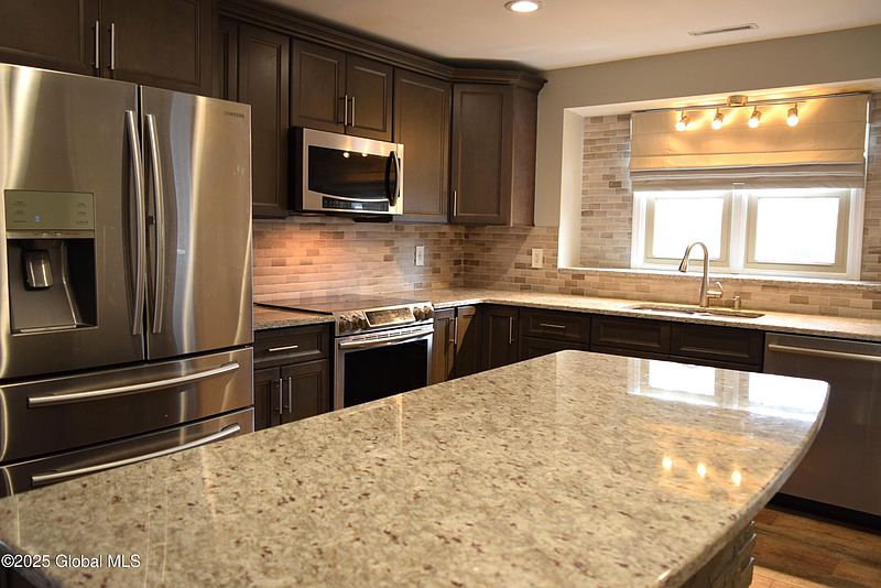 3rd image of 6 Putnam Court