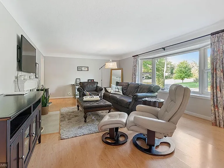 5524 Warwick Pl — Photo 3