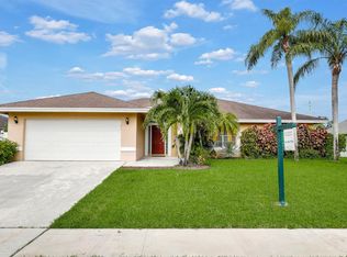 150 Queens Ln, Royal Palm Beach, FL 33411