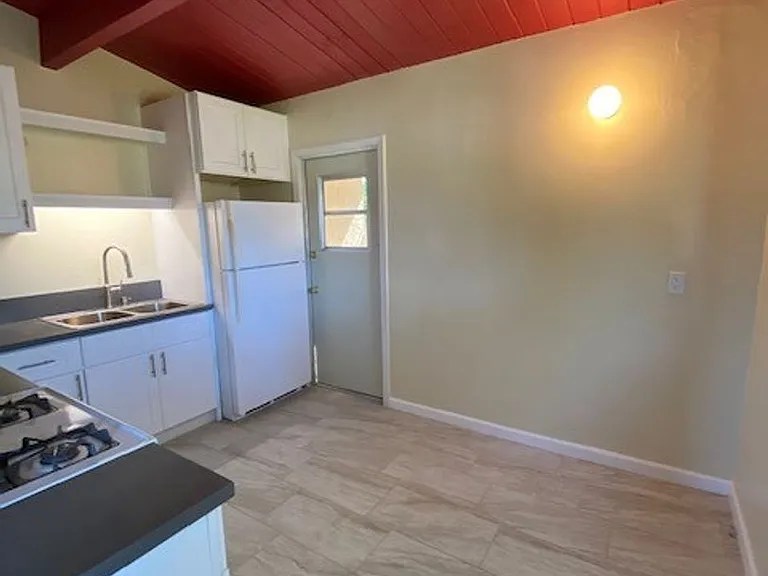 4901 Frink Ave — Photo 6