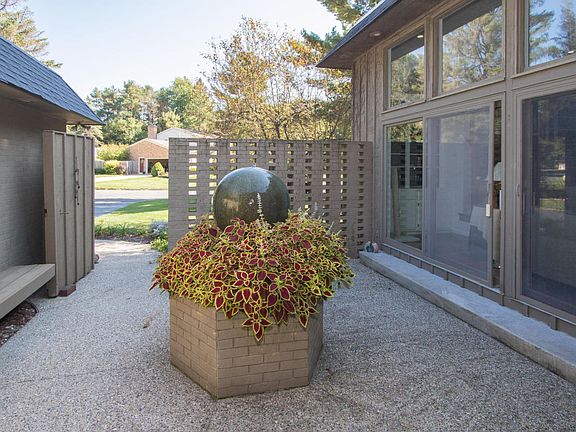 5th image of 1371 Bunkerhill Dr