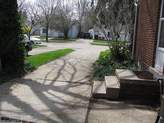 4th image of 19111 Roscommon St