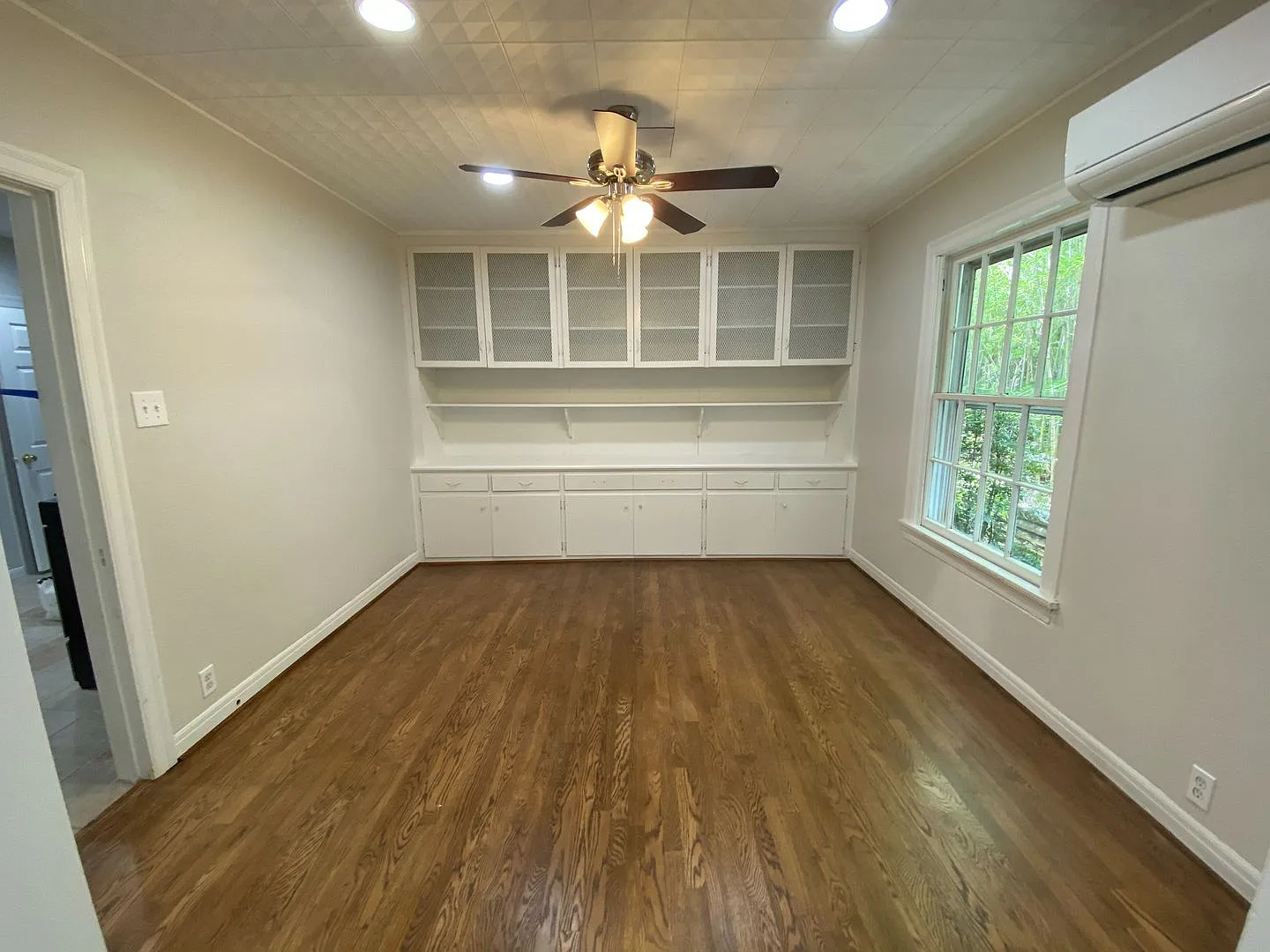 Ut Pre-Lease: Spacious, Updated North Campus House, Walk To Campus! — Photo 4