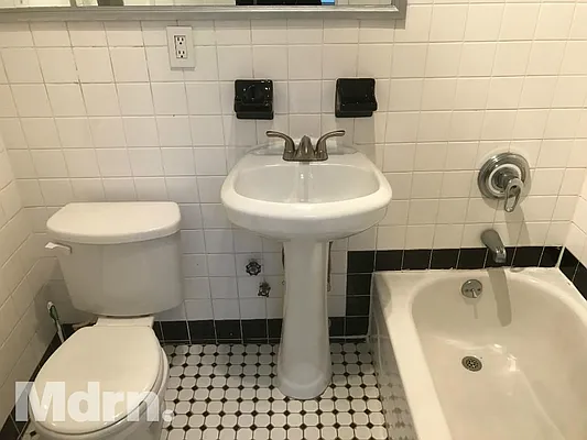 Rented by Mdrn Residential | media 13