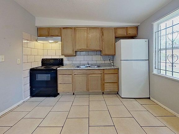 2nd image of 3236-3256 Phyllis St