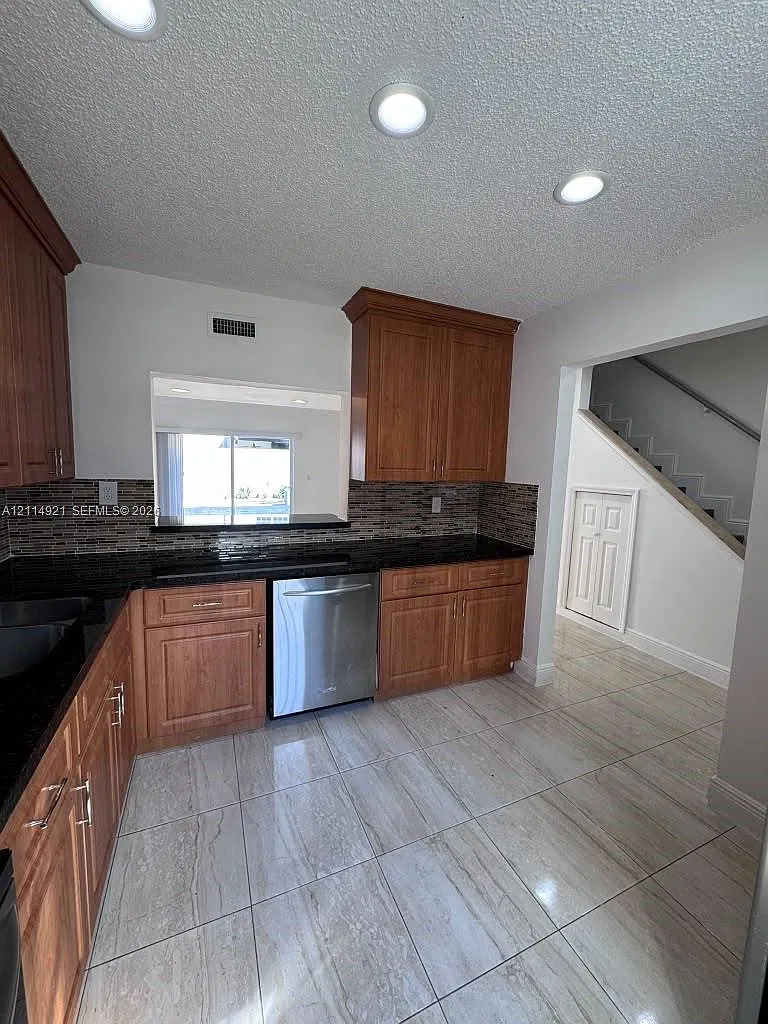 Country Club East Twnhse — Photo 2