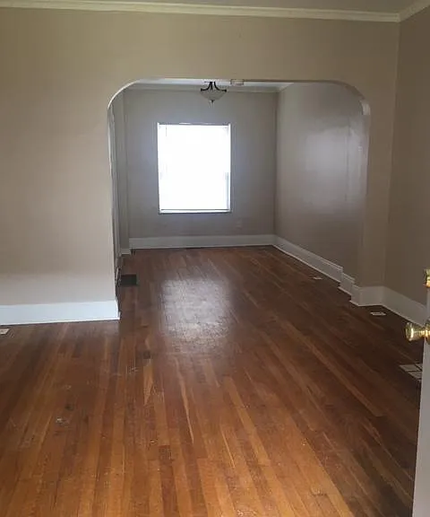 2458 N High St #8 — Photo 1