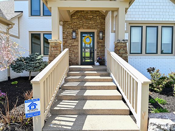 4th image of 728 Christin Ct