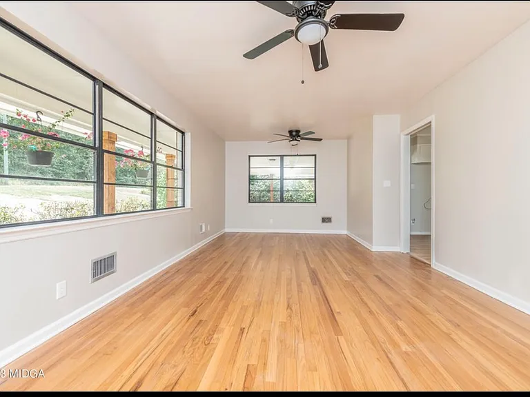 32 Knollwood Rd — Photo 2