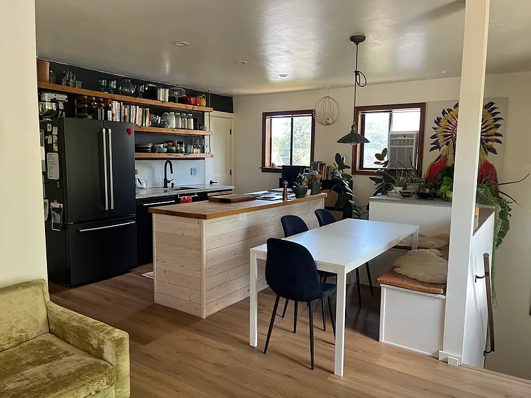 111 Comanche — Photo 2