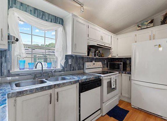 3rd image of 7 Beach Plum Drive
