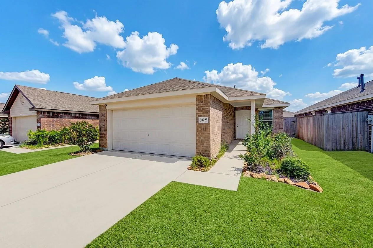 3 bed, 2.0 bath, 1380 sqft, $2,000 — Photo 1