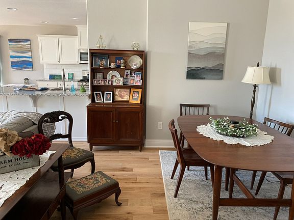 5th image of 3701 SW Mistletoe Ave #2