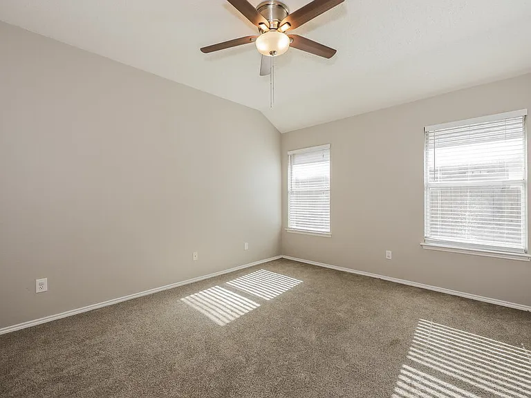 1040 Glencrest Dr — Photo 10