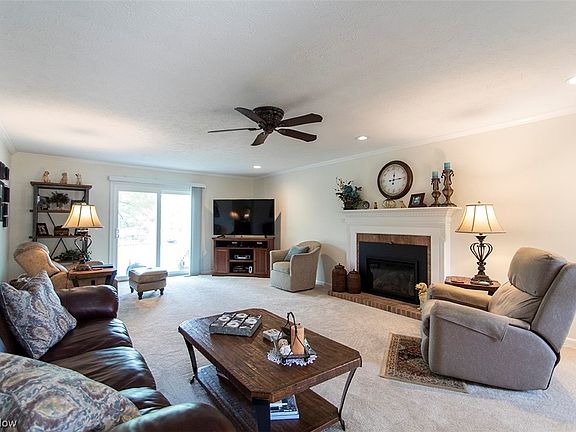 3rd image of 993 Meadowlark Ln