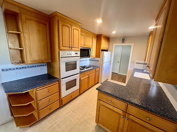 4th image of 1550 Larkspur Dr