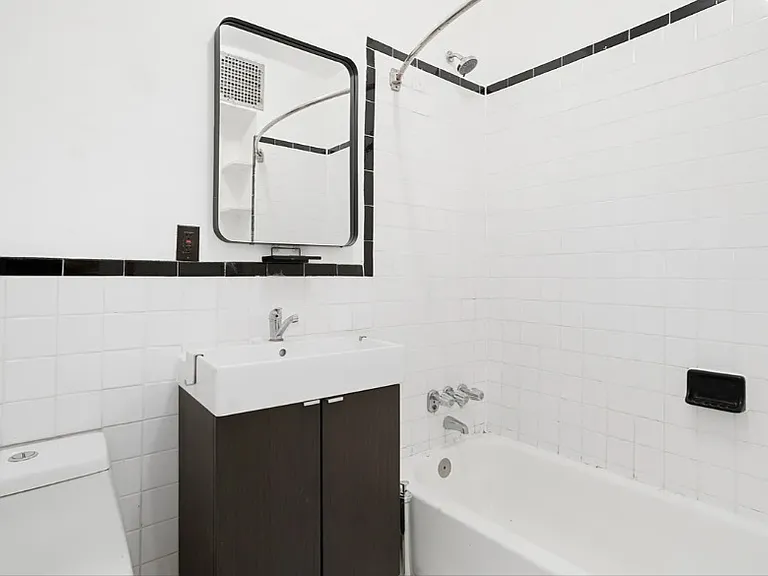 211 Saint James Pl #3C — Photo 3