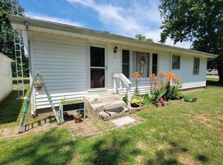 2425 N Benton Ln, Ina, IL 62846