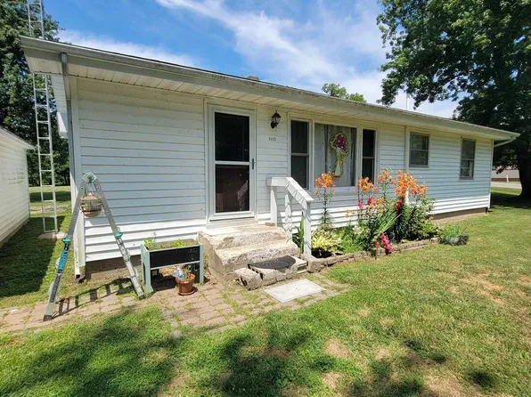 2425 N Benton Ln, Ina, IL 62846