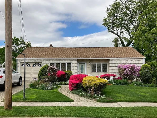 105 Greenway, Albertson, NY 11507
