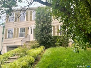 1 Lacey Ln, Norwalk, CT 06854