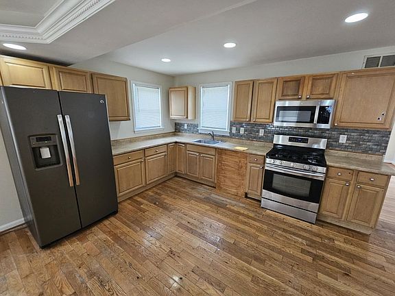 3rd image of 4718 Kenwood Ave