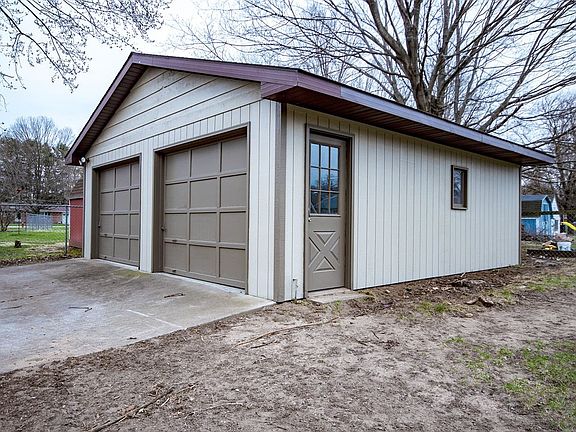 2nd image of 28 Shore Manor Dr