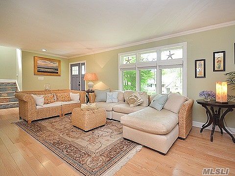 2nd image of 10 Woodridge Ln