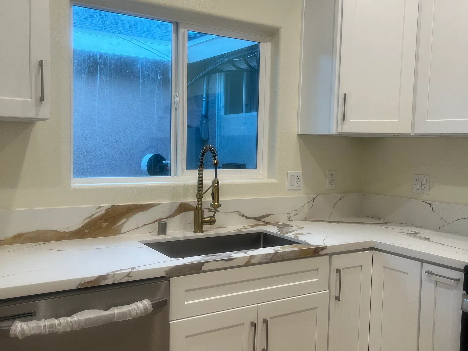 2 bed, 704 sqft, $2,500 — Photo 2