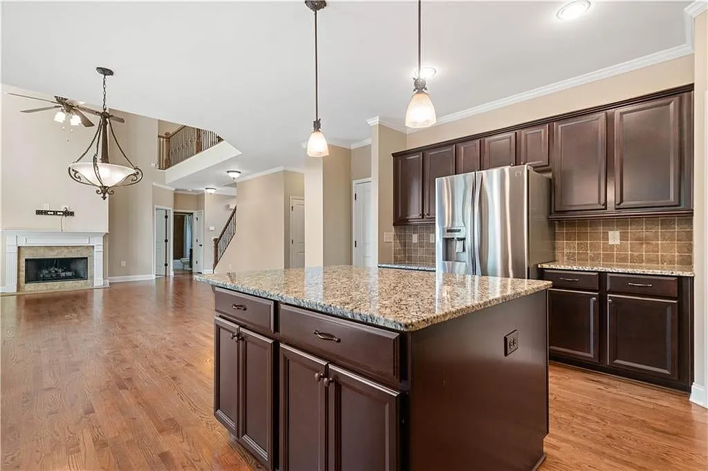 5 bed, 4639 sqft, $4,600 — Photo 4