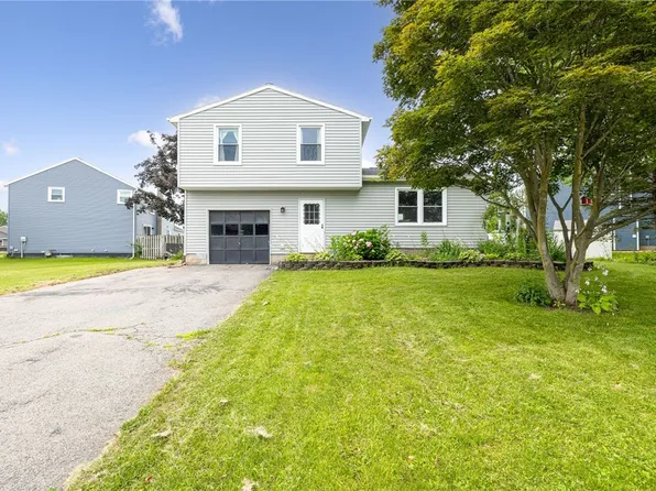 1600 Flaxen Dr, Farmington, NY 14425