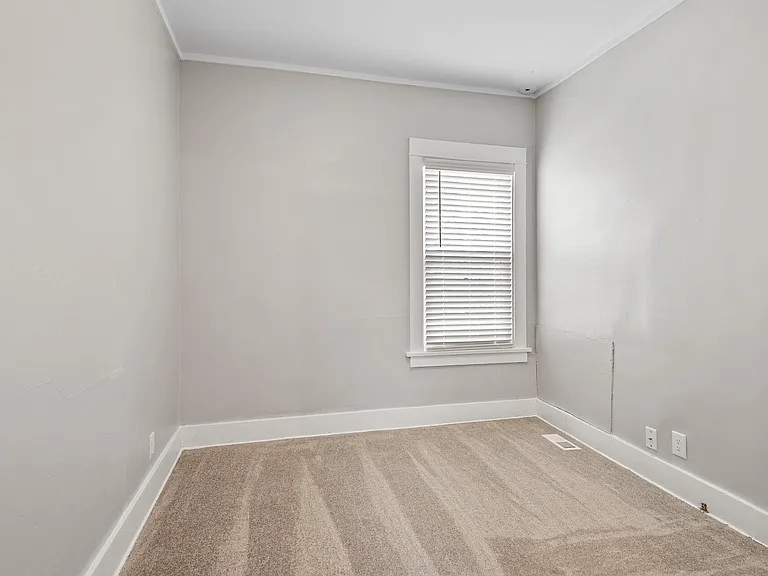 216 W 32nd St — Photo 7