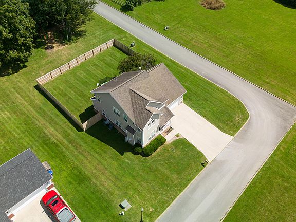 4th image of 104 Estates Dr