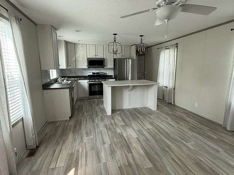 605 Larimore Cir — Photo 7
