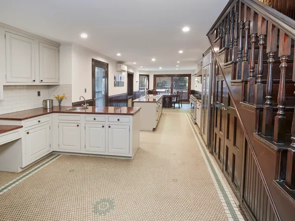 246 Gates Avenue image 11 of 19