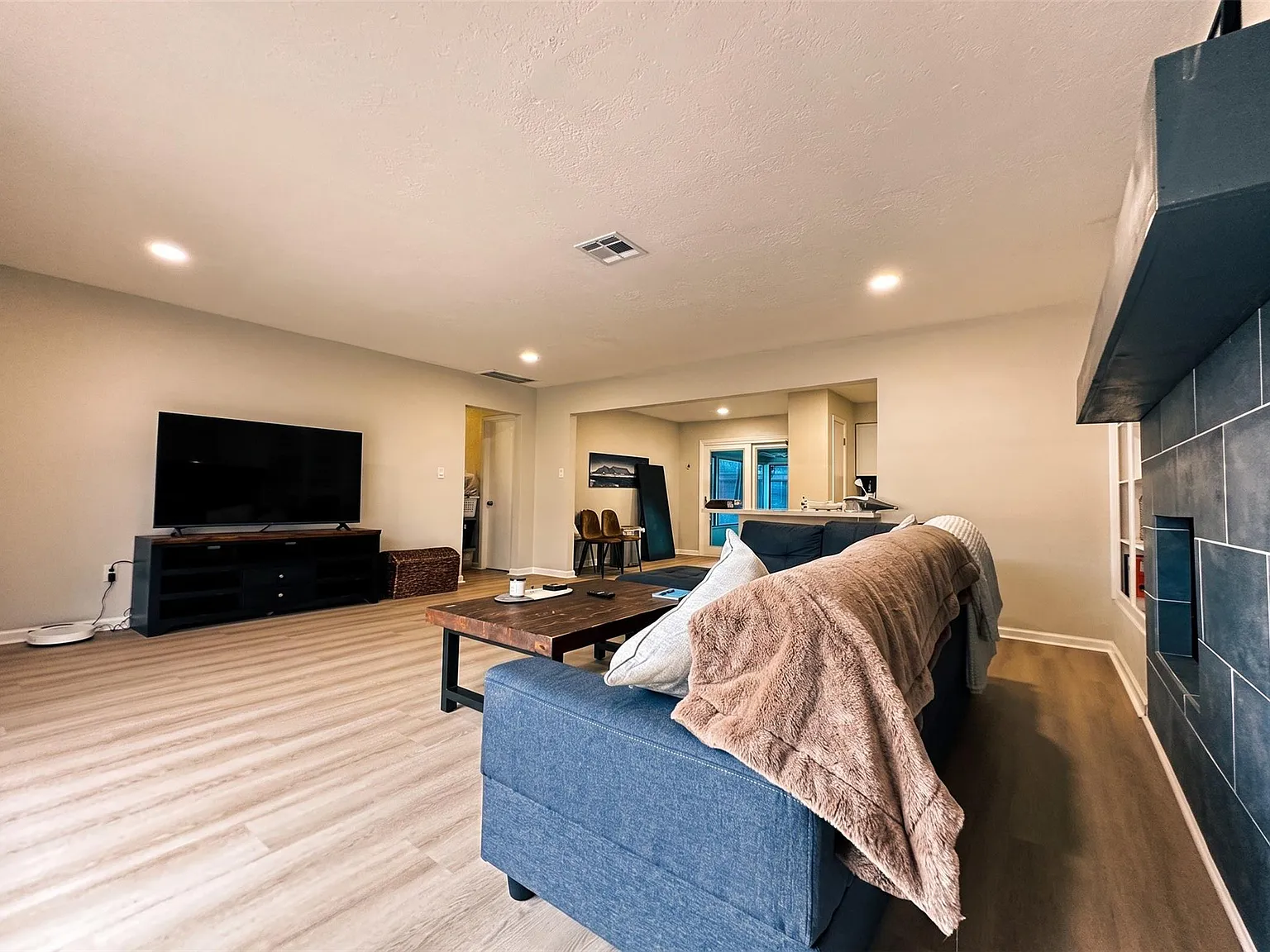 3 bed, 2.0 bath, 1425 sqft, $2,100 — Photo 4
