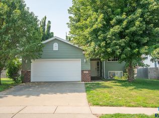 5509 W Oakcrest Dr, Sioux Falls, SD 57107