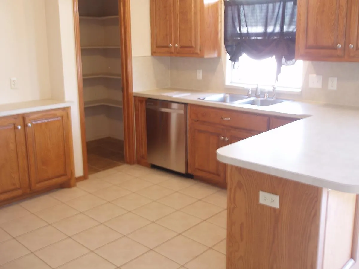 3 bed, 1862 sqft, $1,895 — Photo 4