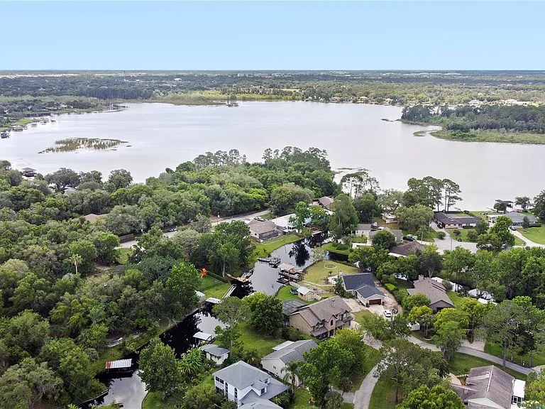 240 Maureen Dr — Photo 1