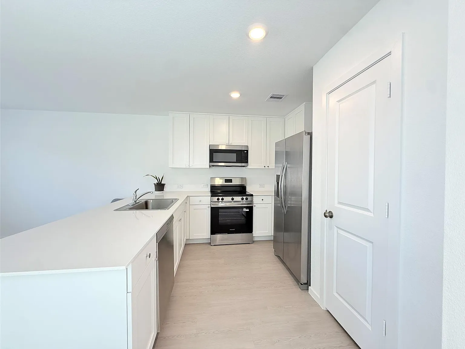 2 bed, 2.5 bath, 1013 sqft, $1,358 — Photo 2