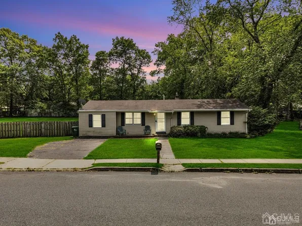 3 Redwood Rd, Howell, NJ 07731