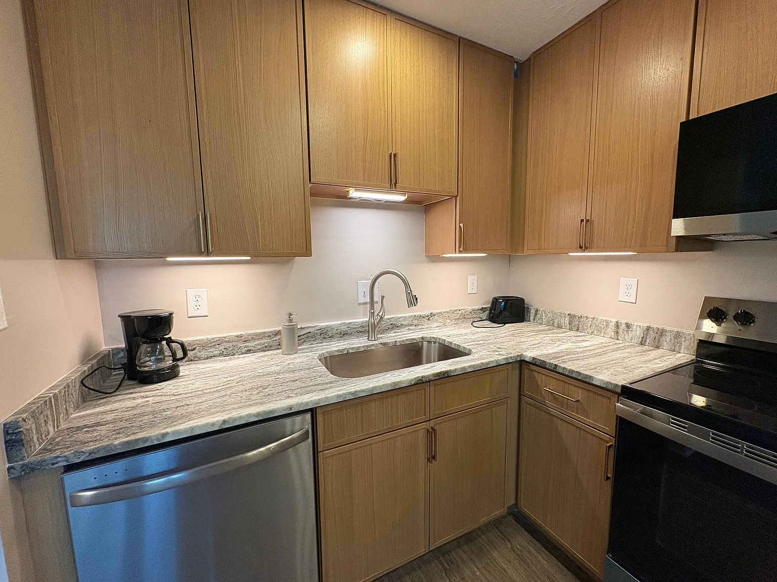 2 bed, 850 sqft, $2,200 — Photo 2