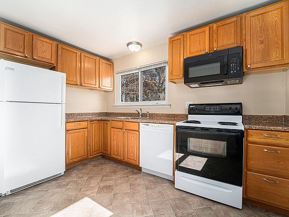 3rd image of 1042 Hunter Ave