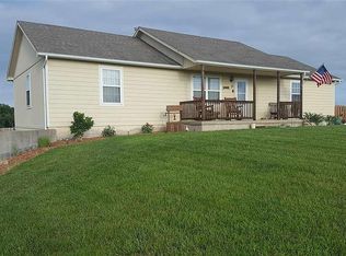 18820 252nd St, Tonganoxie, KS 66086